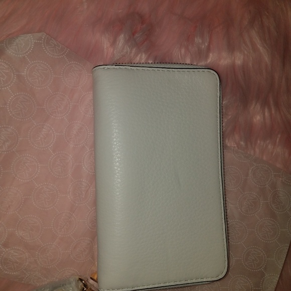 Authentic brand new michael kors wallet/wrislet. - Picture 6 of 7